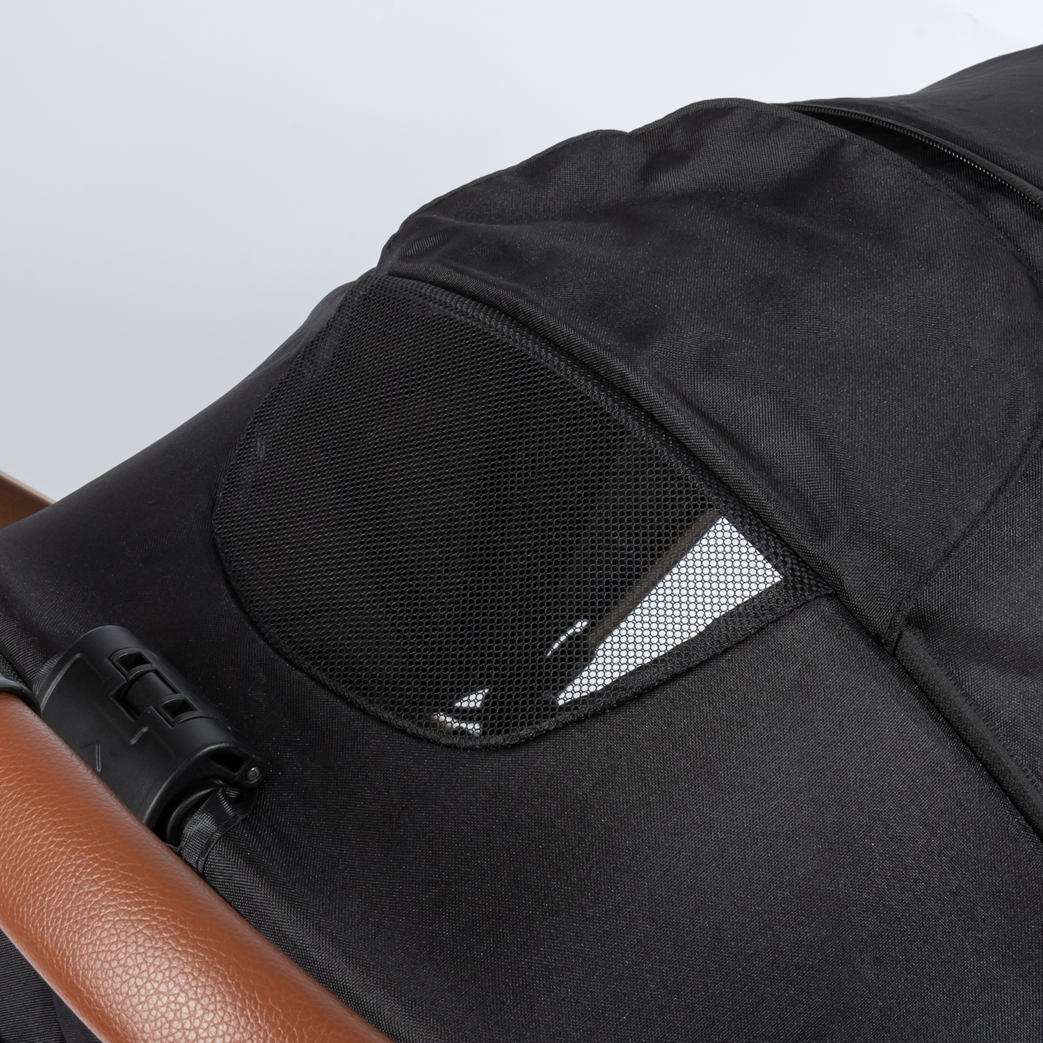 NEGRO VENTANILLA EN CAPOTA